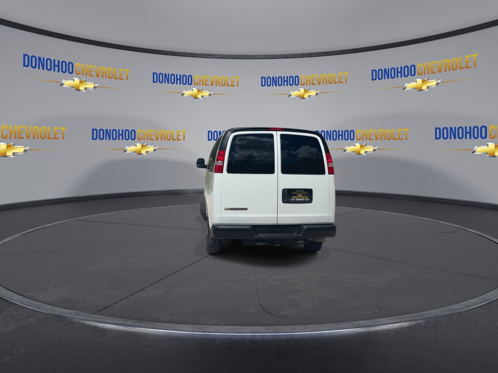 2024 Chevrolet Express Passenger 3500 1LS