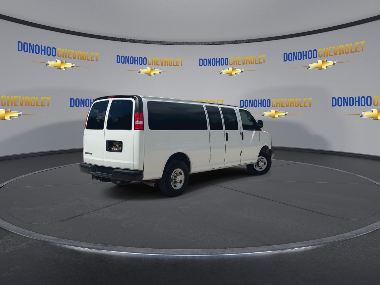 2024 Chevrolet Express Passenger 3500 1LS