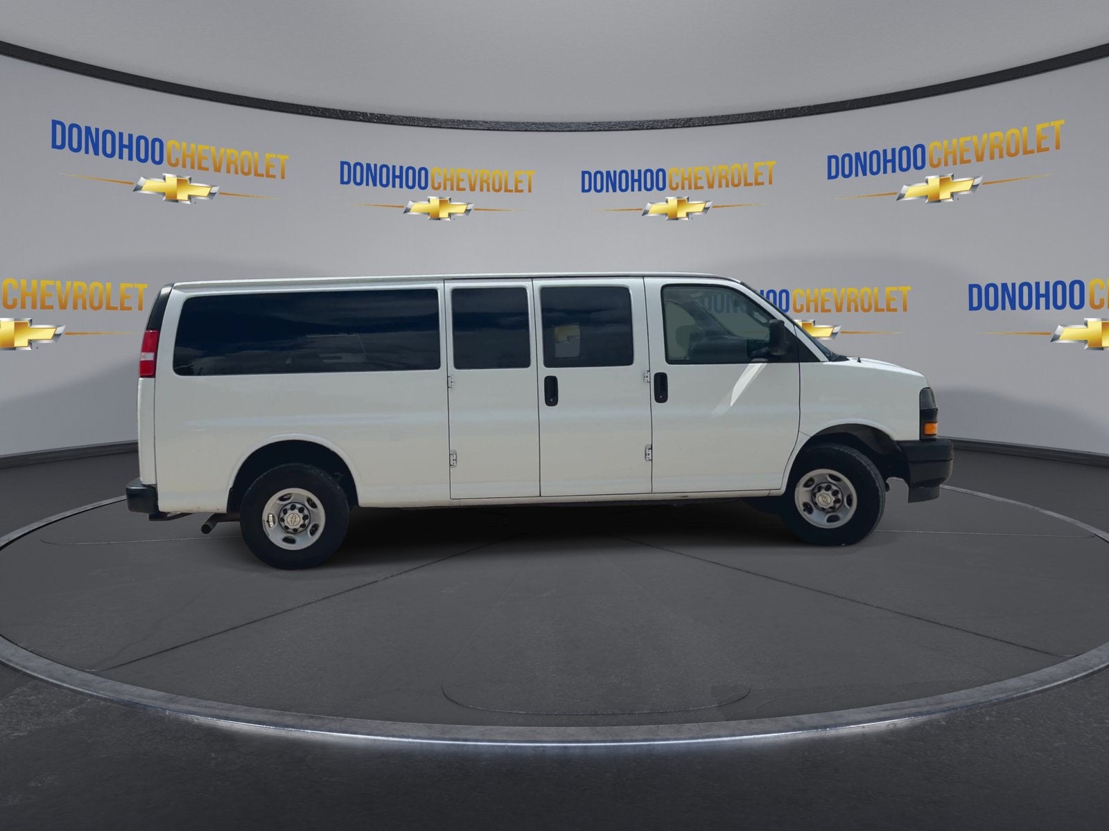 2024 Chevrolet Express Passenger 3500 1LS