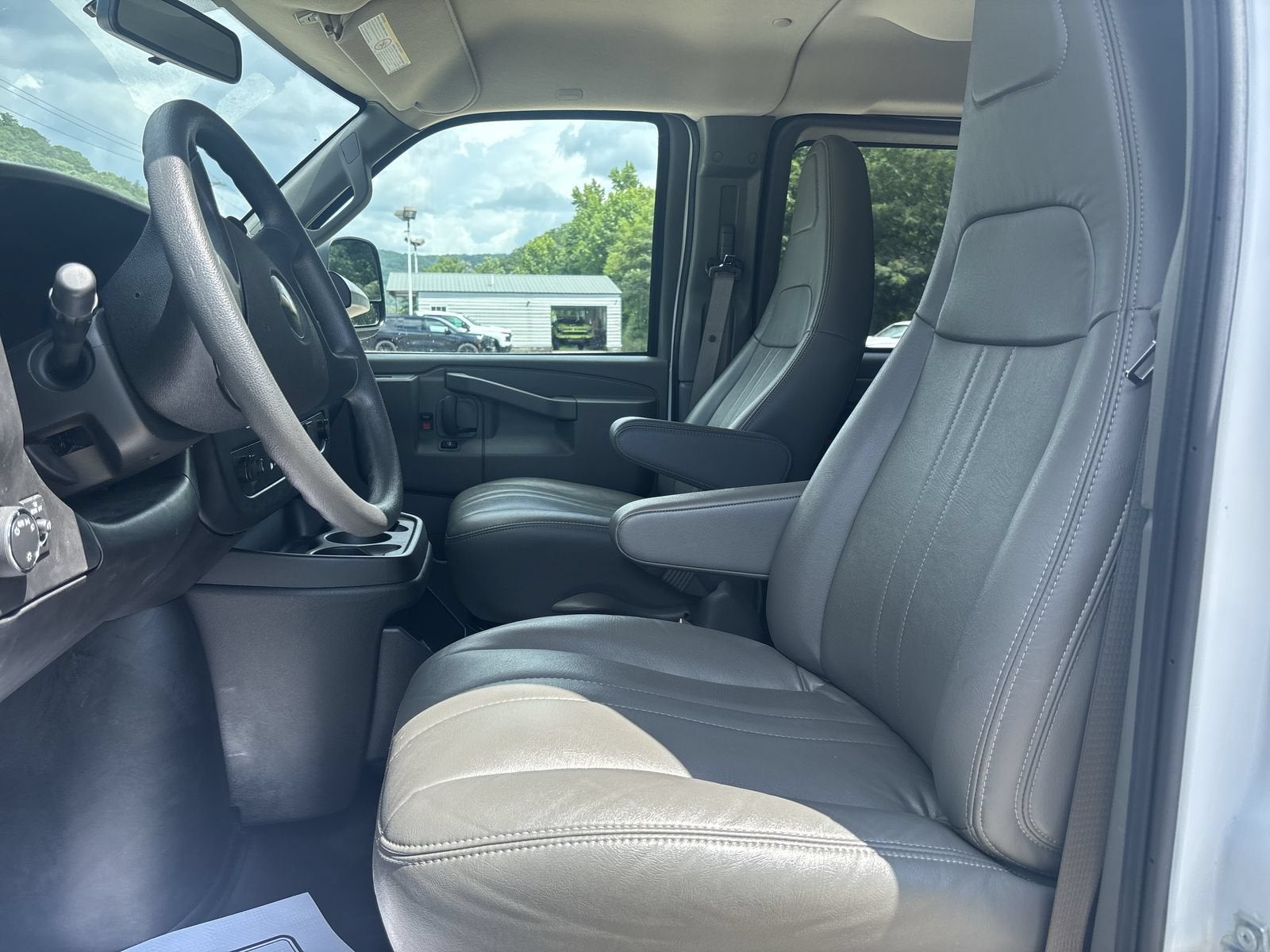2024 Chevrolet Express Passenger 3500 1LS