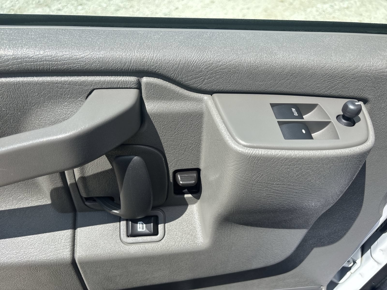 2024 Chevrolet Express Passenger 3500 1LS