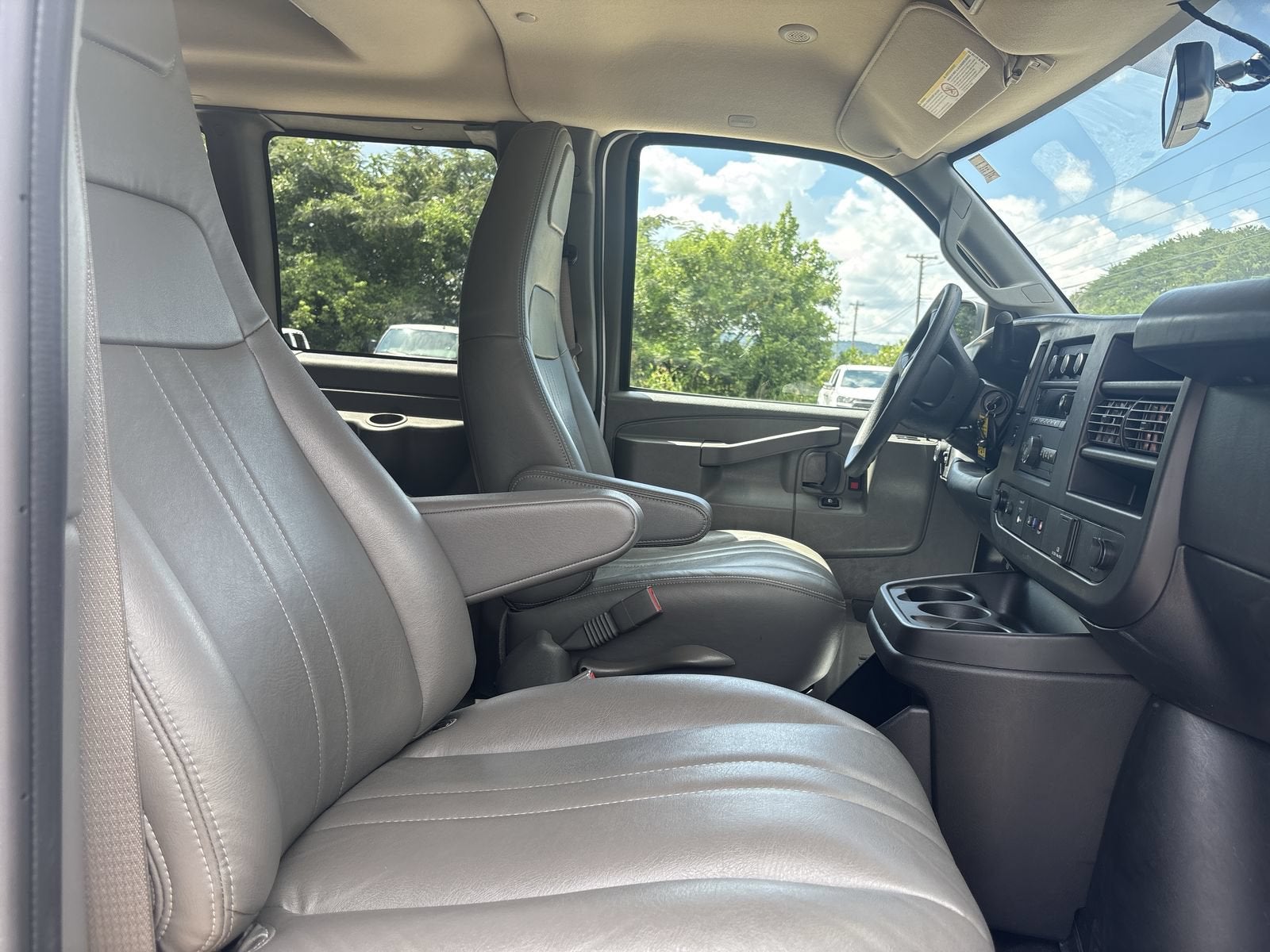 2024 Chevrolet Express Passenger 3500 1LS