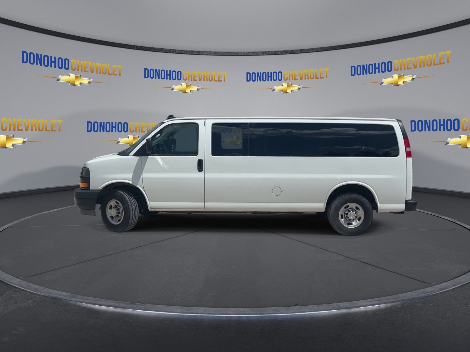 2024 Chevrolet Express Passenger 3500 1LS