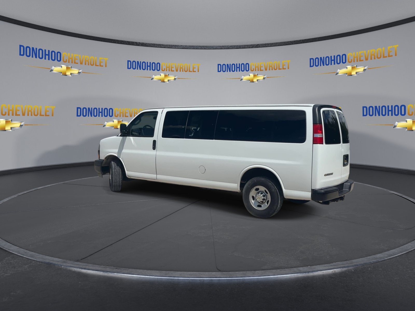 2024 Chevrolet Express Passenger 3500 1LS