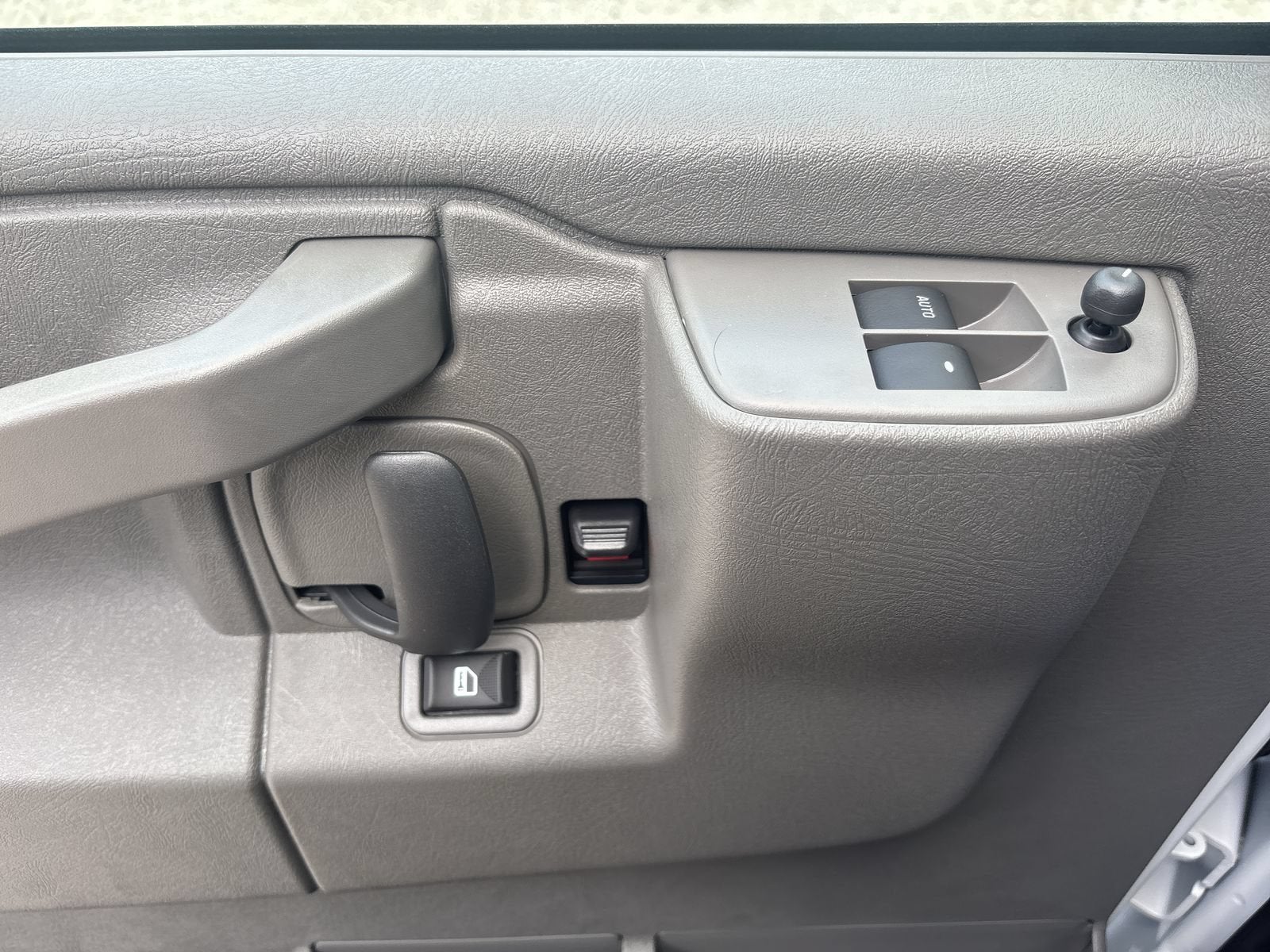 2026 Chevrolet Express Passenger 1LT