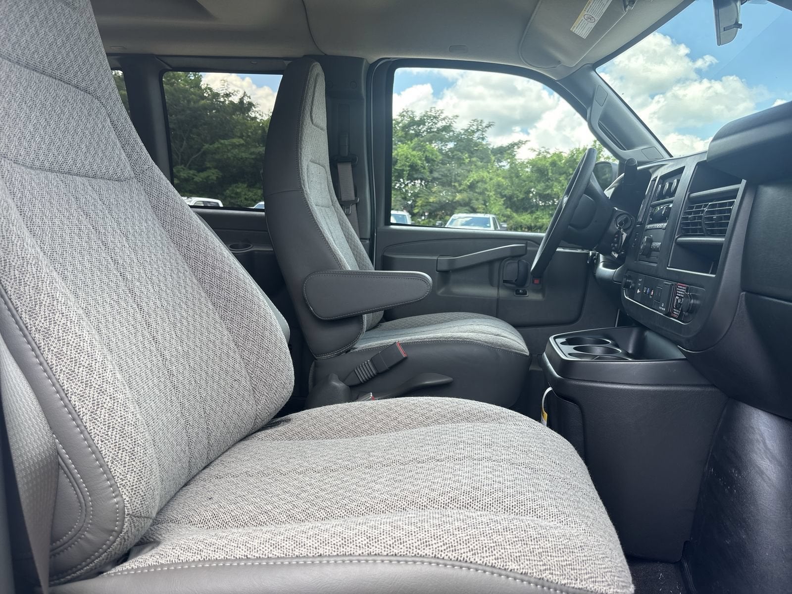 2026 Chevrolet Express Passenger 1LT
