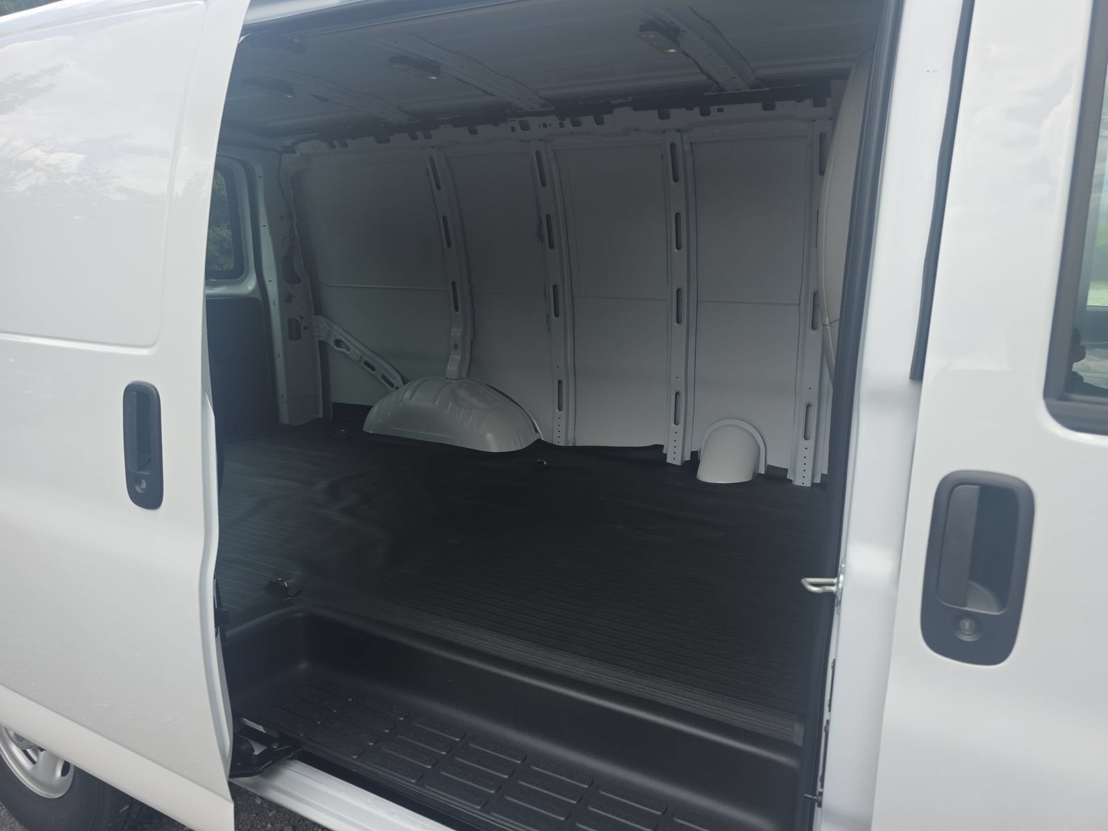 2025 Chevrolet Express Cargo WT