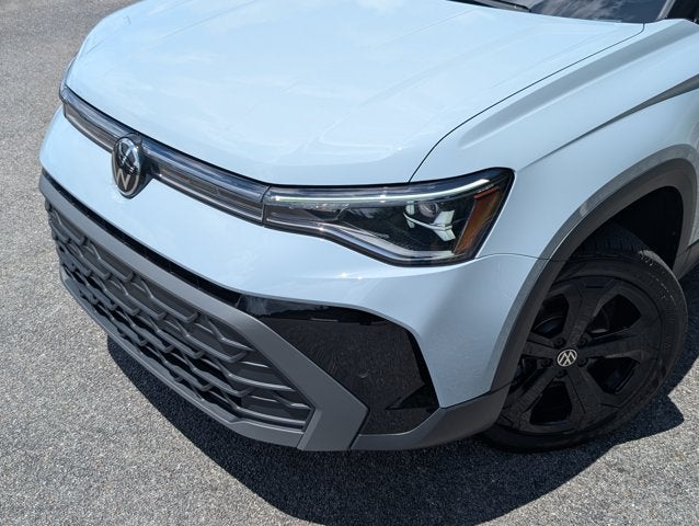 2025 Volkswagen Taos SE Black