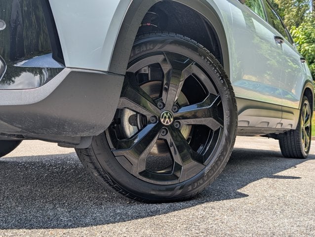 2025 Volkswagen Taos SE Black