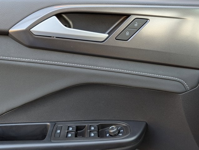 2025 Volkswagen Taos SE Black