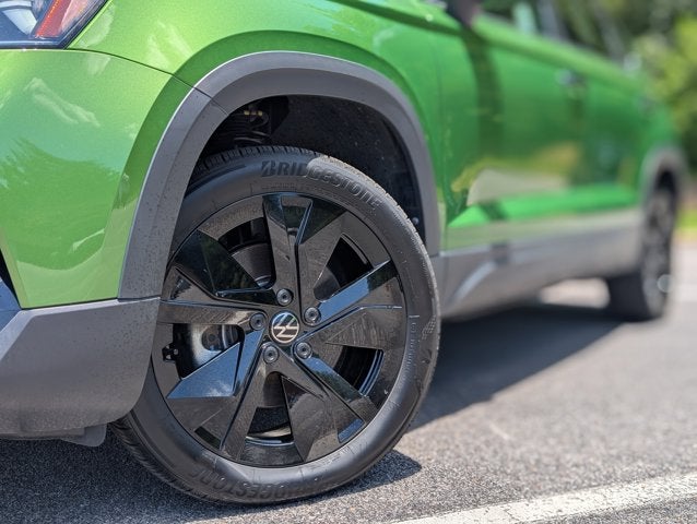 2025 Volkswagen Taos SE Black