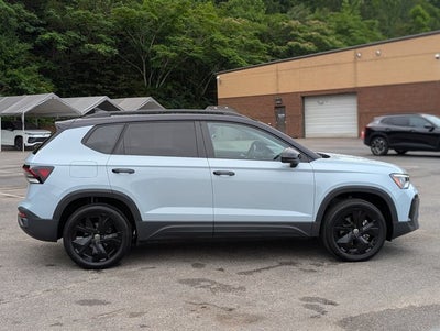 2025 Volkswagen Taos SE Black