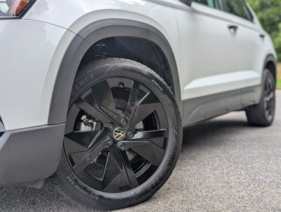 2025 Volkswagen Taos SE Black