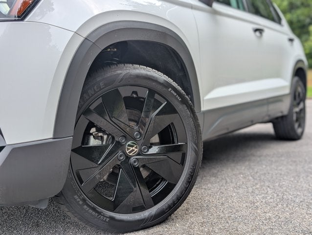 2025 Volkswagen Taos SE Black