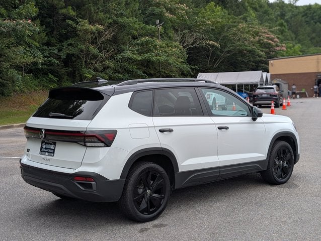 2025 Volkswagen Taos SE Black
