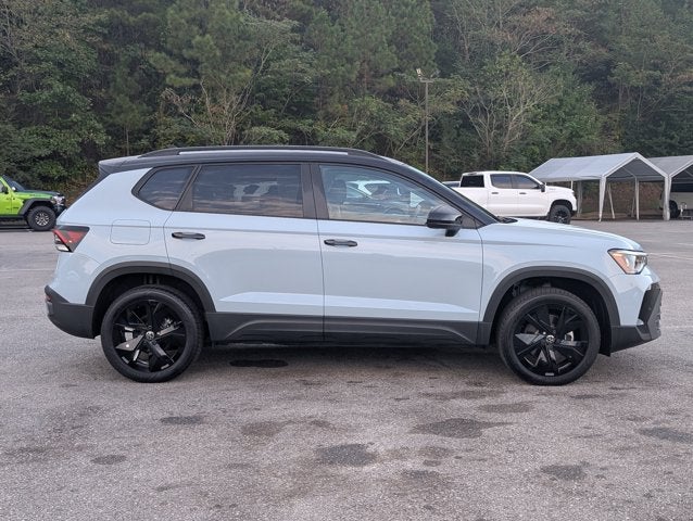 2025 Volkswagen Taos SE Black