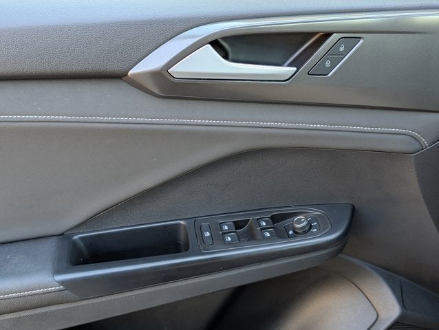 2025 Volkswagen Taos SE Black