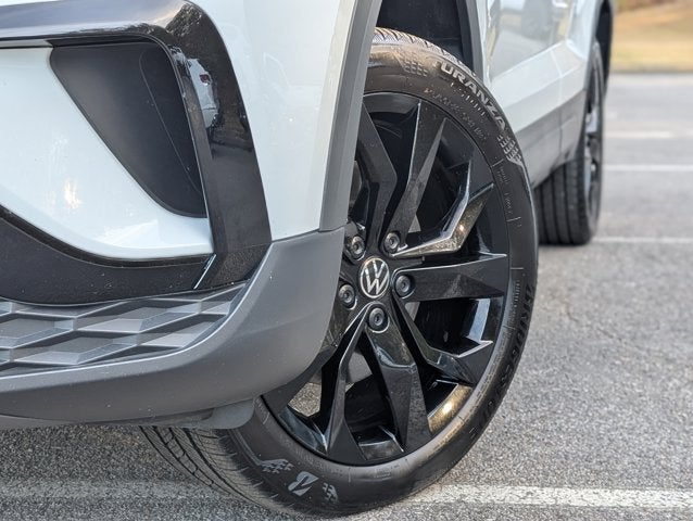2024 Volkswagen Taos SE Black