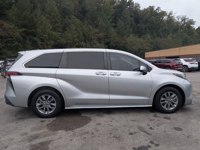 2022 Toyota Sienna LE