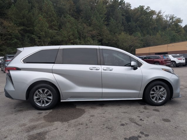2022 Toyota Sienna LE