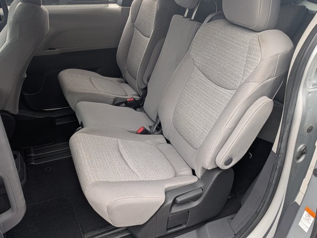 2022 Toyota Sienna LE