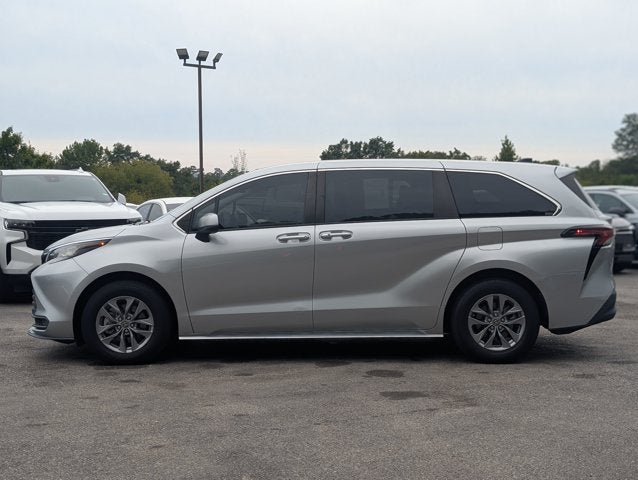 2022 Toyota Sienna LE