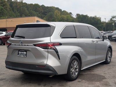 2022 Toyota Sienna LE