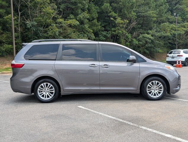2017 Toyota Sienna XLE Auto Access Seat