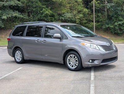 2017 Toyota Sienna XLE Auto Access Seat