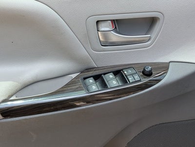 2017 Toyota Sienna XLE Auto Access Seat
