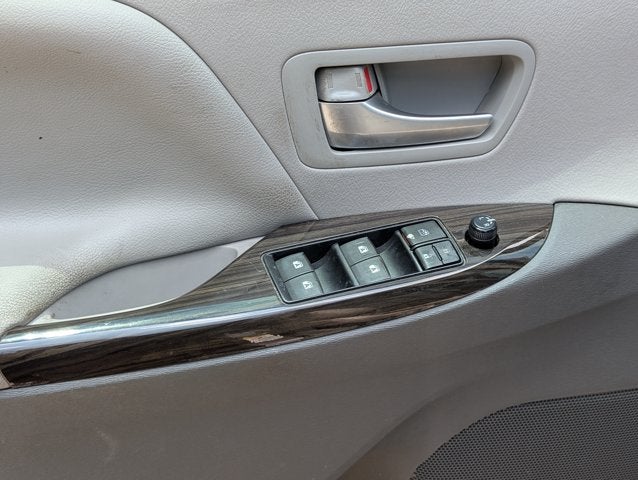2017 Toyota Sienna XLE Auto Access Seat
