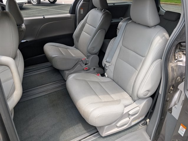 2017 Toyota Sienna XLE Auto Access Seat