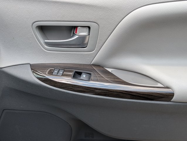 2017 Toyota Sienna XLE Auto Access Seat