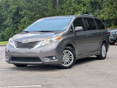 2017 Toyota Sienna XLE Auto Access Seat