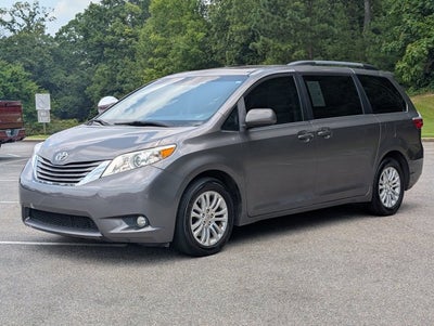 2017 Toyota Sienna XLE Auto Access Seat