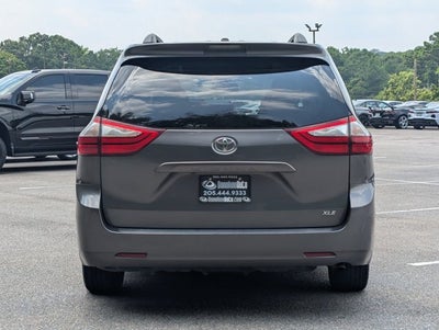 2017 Toyota Sienna XLE Auto Access Seat
