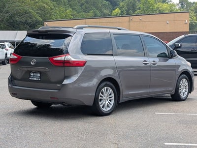2017 Toyota Sienna XLE Auto Access Seat
