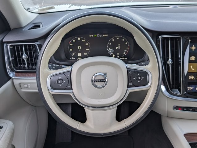 2022 Volvo S60 Momentum