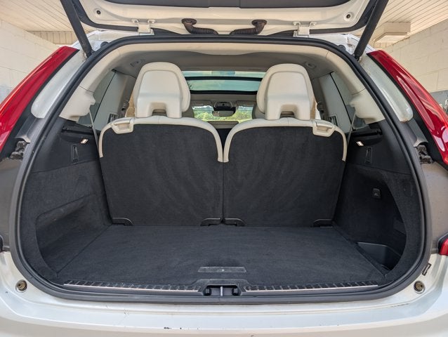 2022 Volvo XC90 Momentum