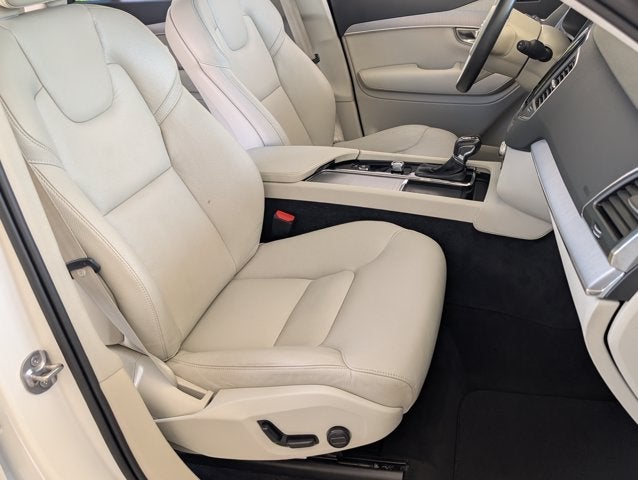 2022 Volvo XC90 Momentum