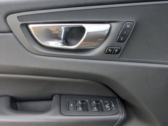 2023 Volvo XC60 Recharge Plug-In Hybrid Core Bright Theme