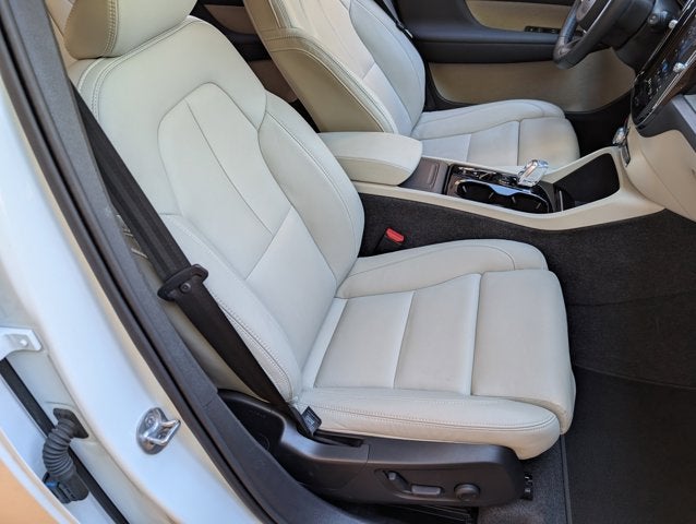 2024 Volvo XC40 Plus Bright Theme