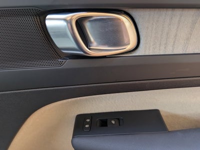 2024 Volvo XC40 Plus Bright Theme