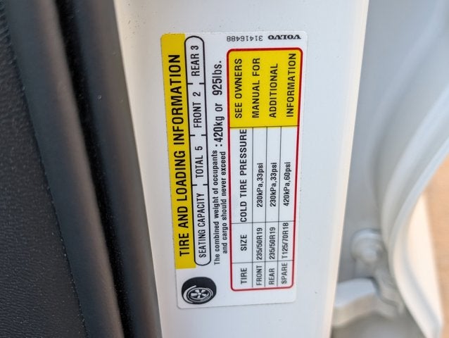 2024 Volvo XC40 Plus Bright Theme