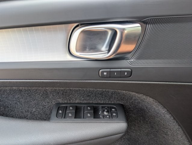 2025 Volvo XC40 Core Bright Theme