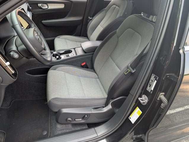 2025 Volvo XC40 Core Bright Theme