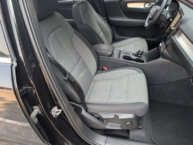 2025 Volvo XC40 Core Bright Theme