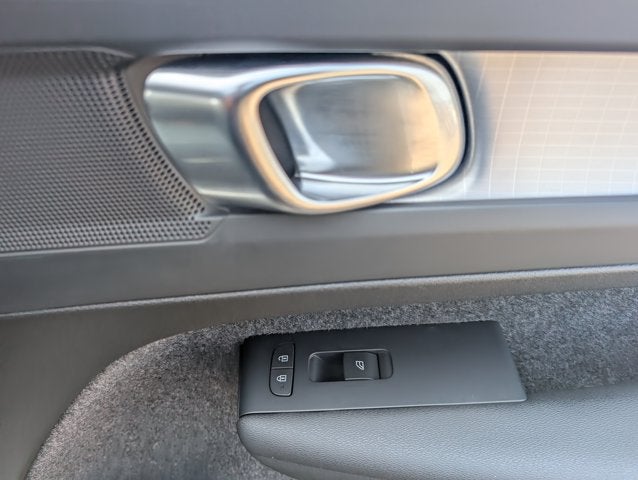 2025 Volvo XC40 Core Bright Theme