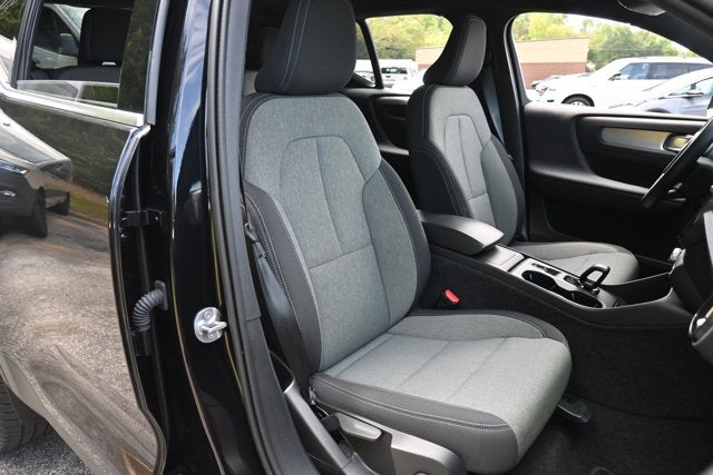 2025 Volvo XC40 Core Bright Theme