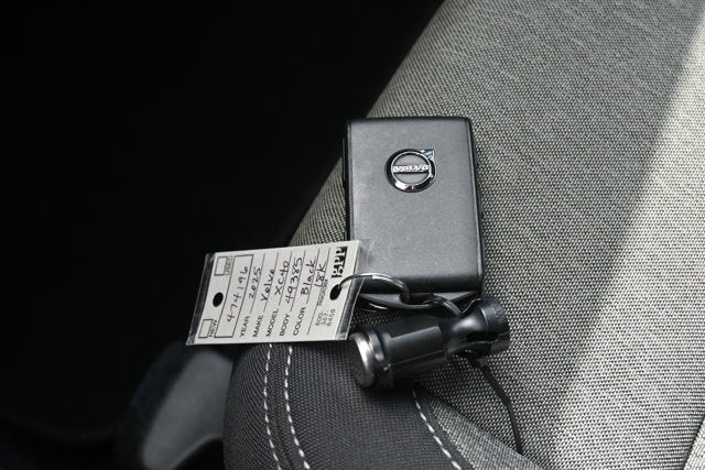 2025 Volvo XC40 Core Bright Theme